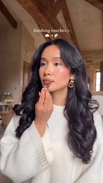 Finishing touches >> 💌✨ @kristincabat uses the @charlottetilbury Lip Cheat Lip Liner in Pillow Talk + @olaplex No. 7 Bonding Oil to complete her look 💫 Shop the products now at the link in bio