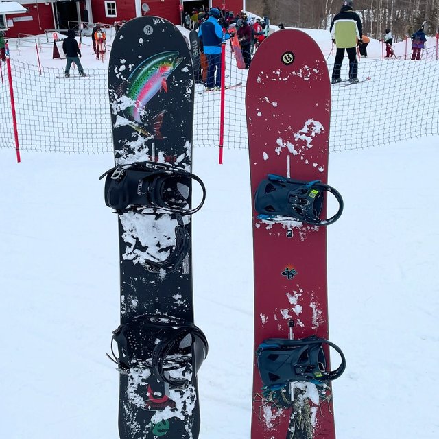 New Age OG’s
2017 Brushie Trout 57
2024 Screaming Tree 58
There’s no better feeling than shredding Stowe with your buddies on a beautiful day riding one of your favourite boards. As we reached the bottom and celebrated how great of a run we just had, evanbillingss and I threw our boards up for a classic pic in an iconic location. Brushie and CK were my two favourite riders growing up and it felt so cool being there in that moment. Can’t wait to get back to VT! burton stowemt #burton #burtonsnowboards #burtonsnowboardcollection #stowe #vermont #brushie #craigkelly #ck #goofy #burtongrails #winter #standingsideways #weridetogether