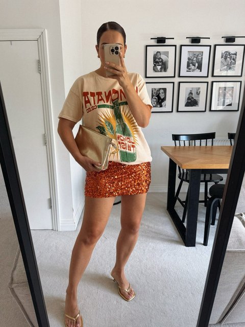 fave fit of 2025 🪩🍸🧡

T-shirt riverisland
Skirt, shoes + clutch asos