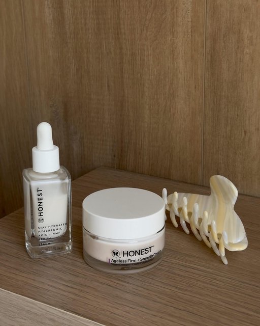 Nightstand musts. 💛Stay Hydrated Hyaluronic Acid + NMF Serum helps lock in moisture, while Ageless Firm + Smooth Cream  is clinically tested to improve the look of fine lines and wrinkles.

📷 | @chernikova_dianaa