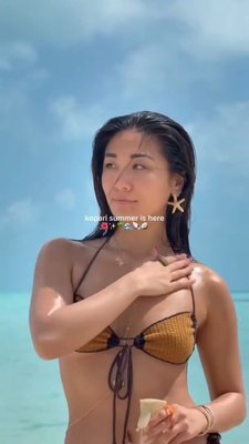 Postcard from paradise ☀️🌴🍹@iamsooyounlee's tropical glow is brought to you by @koparibeauty's Golden Sunglaze Body Mist Sunscreen SPF 50