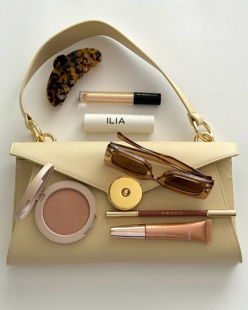 From beach days to dinner plans, you need to have a mini fragrance and multiple lippies on you at all times 🏖️👛💄🍽️ Which bag are you choosing for the day?

📸 @silkonme