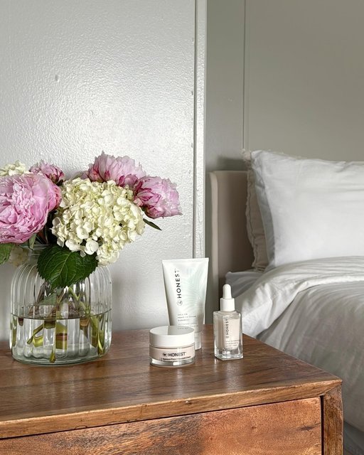Fresh skin, fresh start. 💐 Your morning routine sets the tone for the day. Cleanse, hydrate, glow.

📷 | @elona.zabolotskiy
