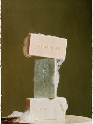 raising the (cleansing) bar.
a nostalgic classic, reimagined for modern routines.
creamy lather + high-performance care in 3 apothecary scents:

🌿 eucalyptus mandelic acid – exfoliates + smooths
🍹 vitamin b5 in rum – hydrates + warms
🍓 vitamin b5 in strawberry – hydrates + refreshes

body care at its most tactile form.

available online + in our local apothecaries.
or shop at malinandgoetz.com