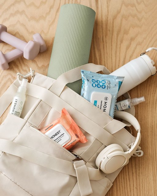 Post-sweat refresh, the Honest way. 💦 

🧡 Makeup Remover Facial Wipes thoroughly remove dirt, waterproof makeup, and oil residue without irritation or drying. 
💙 Sanitizing Alcohol Wipes are made with plant-derived alcohol and a touch of aloe + glycerin, and kill 99.99% of germs* on the go.

*Kills 99.99% of most illness causing germs