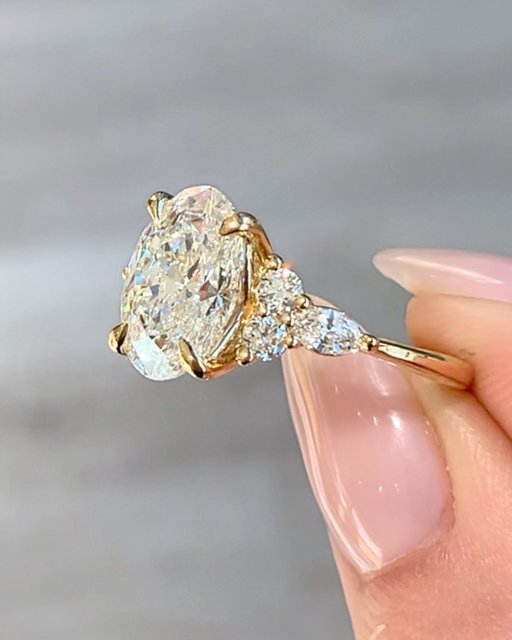 The setting of the summer: Luxe Nadia Diamond Engagement Ring

💍 Marquise and Round Side Stones
💍 Low Profile 
💍 1.8mm Band Width
💍 Claw Prong Setting