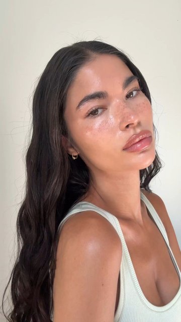 For the summer @aishapotter is all about a soft serve 💁‍♀️ She starts with @sweedbeauty's Glass Skin Foundation to keep her base light and goes in with bronzy accents like the @anastasiabeverlyhills Smooth Blur Contour Stick + @nudestix Nudies Matte ☀️💕 Shop her look at the link in bio
