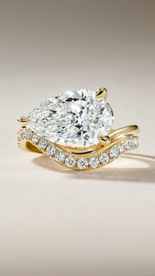 Let’s unwrap a new engagement ring from our sculptural collection. Comment 💍  if you’d say “yes” to this engagement ring.

The details: 18K Yellow Gold Silhouette Solitaire Ring set with a 5.07ct Pear Diamond