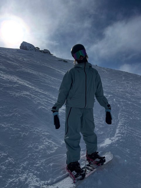 ❤️‍🔥 
Fit , board and boots from rhythmsnowboardshop 🤝🏼 
•
•
•
•
•
•
•
#collab #gifted #perisher #snowboarding #burton #rhythm #rhythmsnowsports #rhythmsnowboardshop #explorepage #ootd #fitcheck #winter #snow #snowymountains