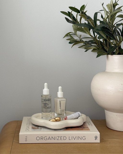 Our serums of choice for summer: 
AM ☀️ Hydrogel Deep Hydration Hyaluronic Acid Serum to  replenish hydration for plumper, smoother-looking skin
PM 🌙  Ageless Firm + Even Serum to improve the look of fine lines and wrinkles, firmness, and uneven tone

📷 | @penielhambissa