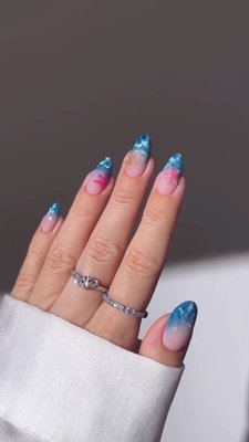 These nails are giving aquatic baddie energy 🧜‍♀️ Save these starfish adorned nails by our girl @heygreatnails as inspo for your next summer set 💅