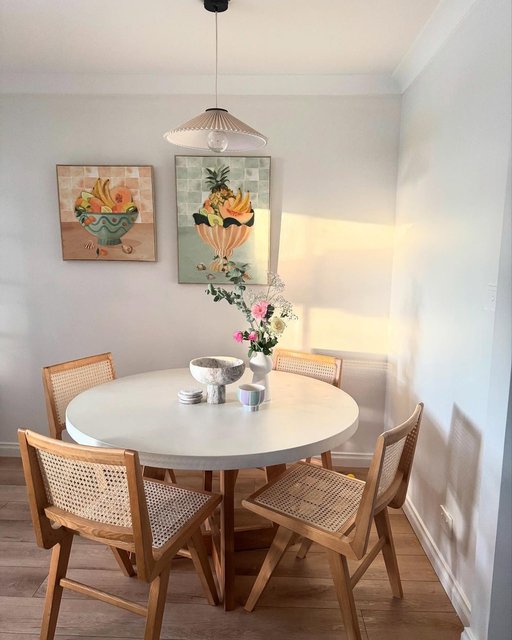 What a difference a fresh painted wall looks and a new pendant! I love our little dining area 😍