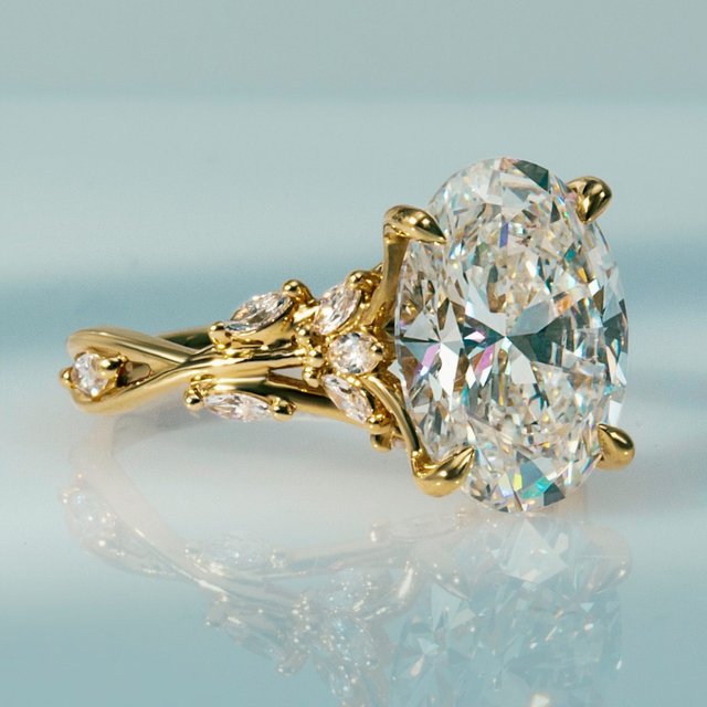 A best seller for a reason: the Secret Garden is all in the details. Diamond buds, winding metal, and a design that feels naturally elegant. Would you say yes to this ring?