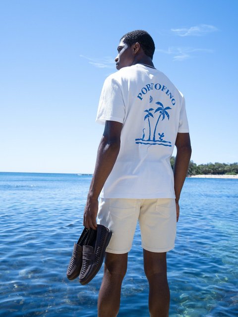 Summer tees are essential 🌴
The Pasquale Graphic Tee keeps it light, breathable and clean, all season long.