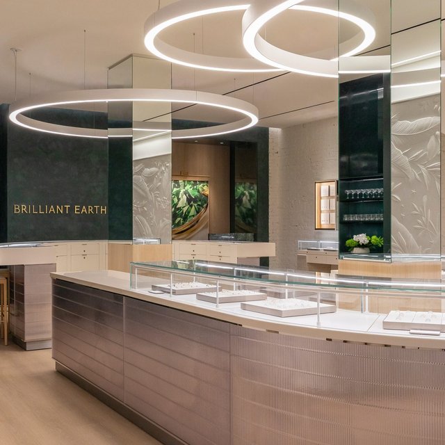Welcome to Brilliant Earth Beverly Hills, we’re delighted you’re here. We’re so excited for you to experience fine jewelry in new ways — from our personalization station to intimate date night events, every detail was designed to make it yours. Now open 💎