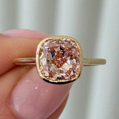 Unwrapping the butter yellow diamond of our dreams 💛💎 Who is saying yes to a butter yellow diamond?