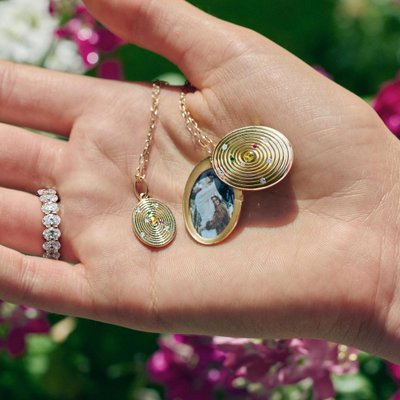 The kind of Mother’s Day gift that hits different 💛 Meet our newest lockets—designed to slide open, reveal, and hold something meaningful.