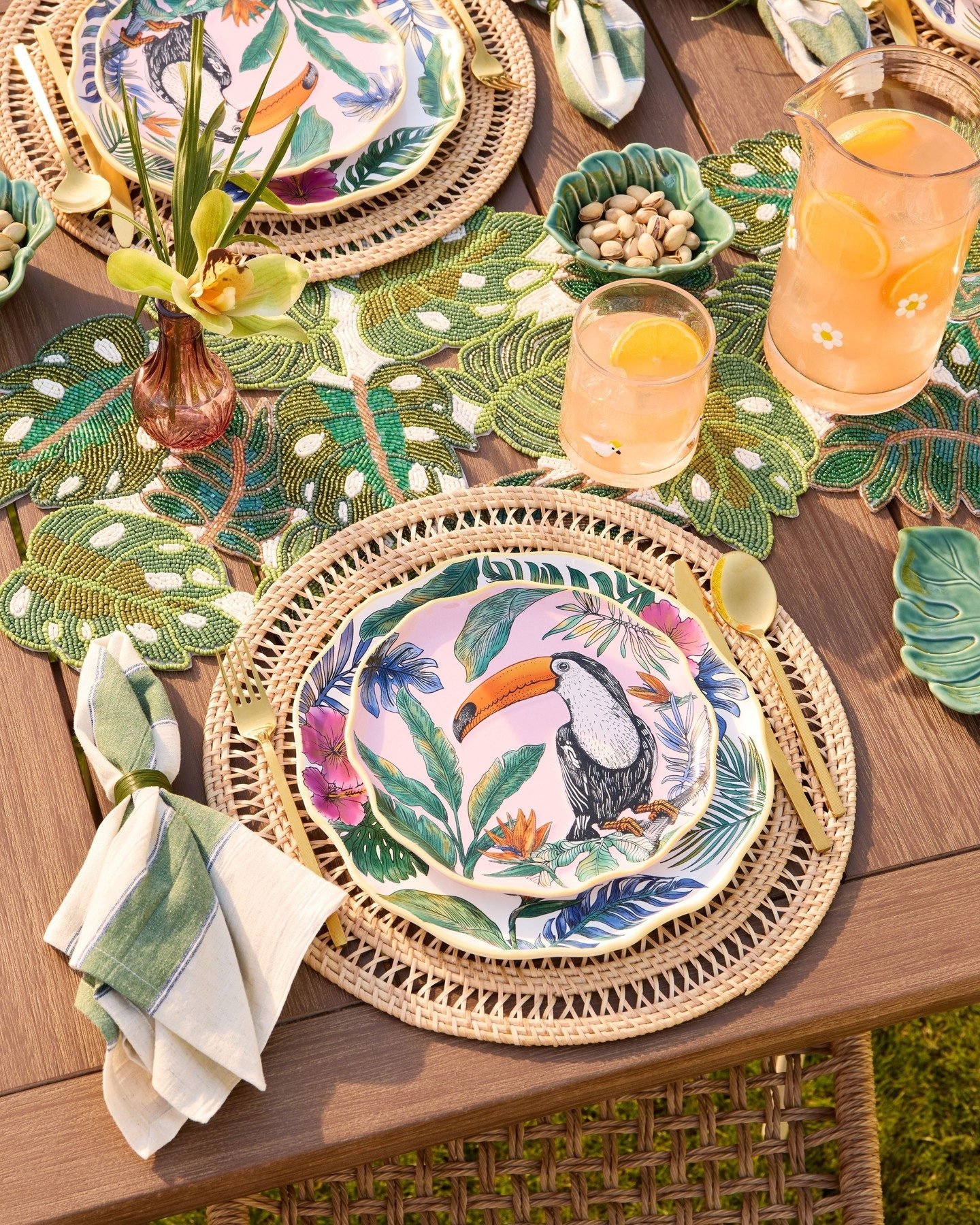 希少　ワンダフルワールド　トンボ絵柄　和食器　7点SET新品未使用品 Tropical Cabana Pink Toucan Scalloped Salad Plate - World Market