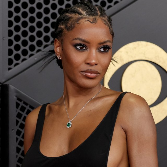 A Grammys moment ✨ @ciaramiller\_\_\_ wearing Brilliant Earth diamonds. Swipe for the look.