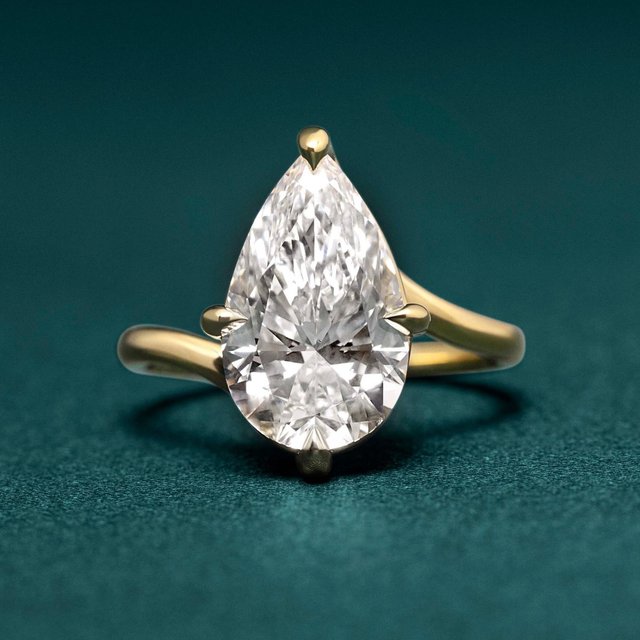 Swipe for proof that pear engagement rings aren’t going anywhere. Drop a 🍐 if you agree.