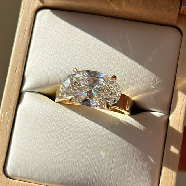 For the oval brides who want something different. The Peyton sets an oval diamond east-west on a thick gold band — and it speaks for itself. Are you saying yes to this ring?