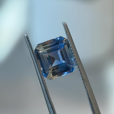 Part 1: Unique Gemstone Colors Bet you’ve never seen a Sapphire with two colors before… and yes, it’s natural. Drop a “💙” if you love this bi-color Sapphire gemstone.