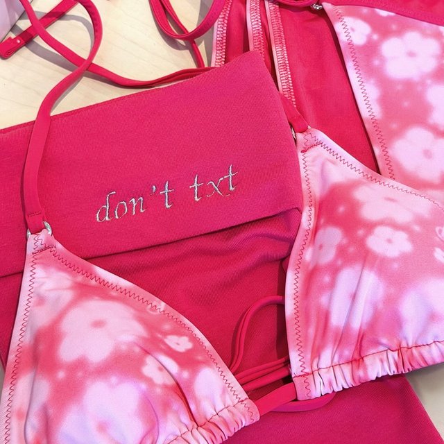 The PINK Break Embroidery Bar is where itās at. Customize your new faves to make your styles totallyyyy you. š