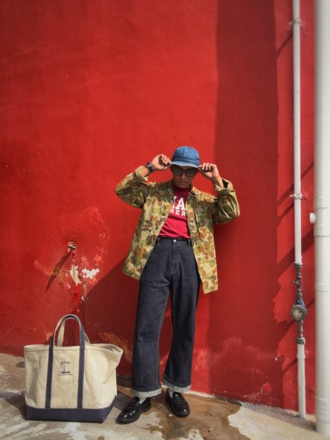 GARMS ! 

repro Daisy Mae hat
thrifted varsity tee
Australian Army camouflage jacket
mbbcar.co selvedge jeans gifted
sebago_world X quakermarine tote bag
connorasia_ loafers gifted

menswear outfit style ootd